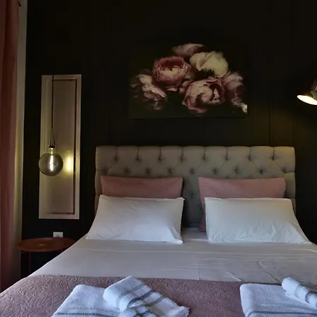 Angels Court 1 * Doukades