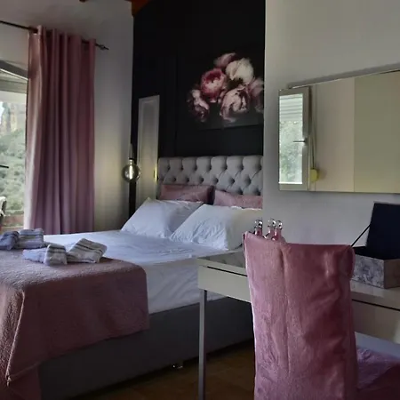 Angels Court 1 Doukádes