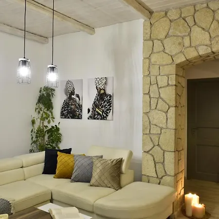 Angels Court 1 Doukades